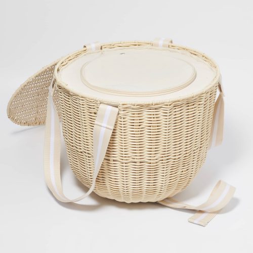 sunnylife S41PCNAT round plastic rattan insulated picnic cooler basket in le weekend natural lid open