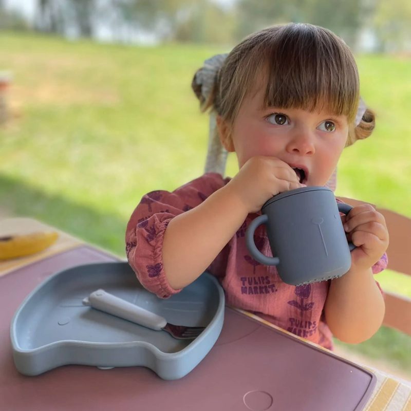 the cotton cloud lili sippy cup set in indigo and sky blue with child db8433af 8f01 411c 8fdf 72733042037d